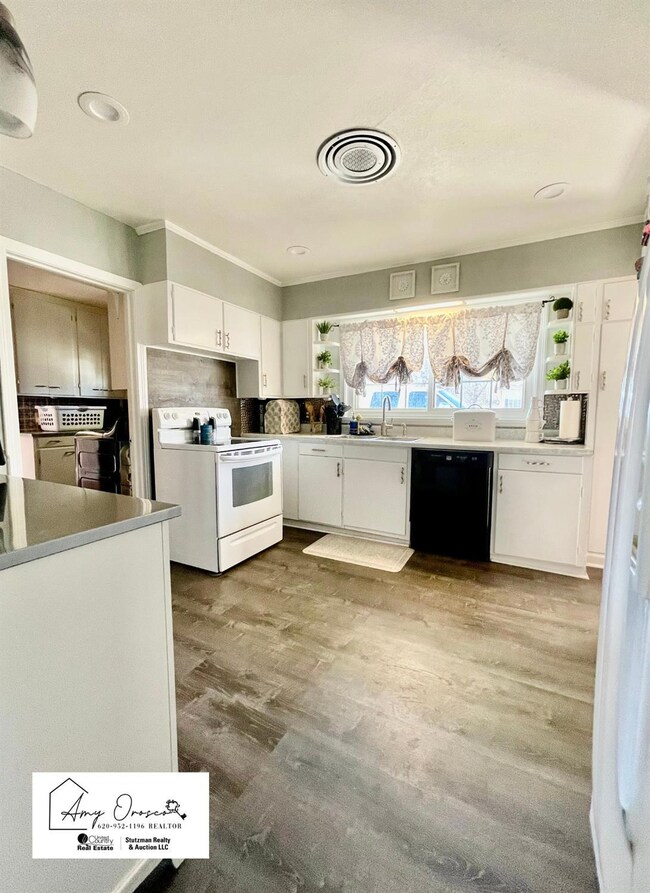 800 S Van Buren St, Hugoton, KS 67951 - photo 6