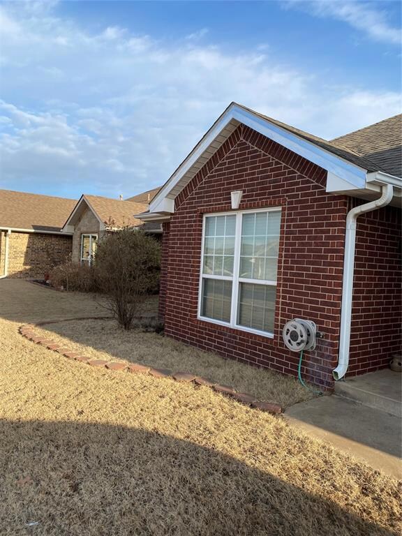 2221 Crooked Oak Dr, Shawnee, OK 74804 - photo 3