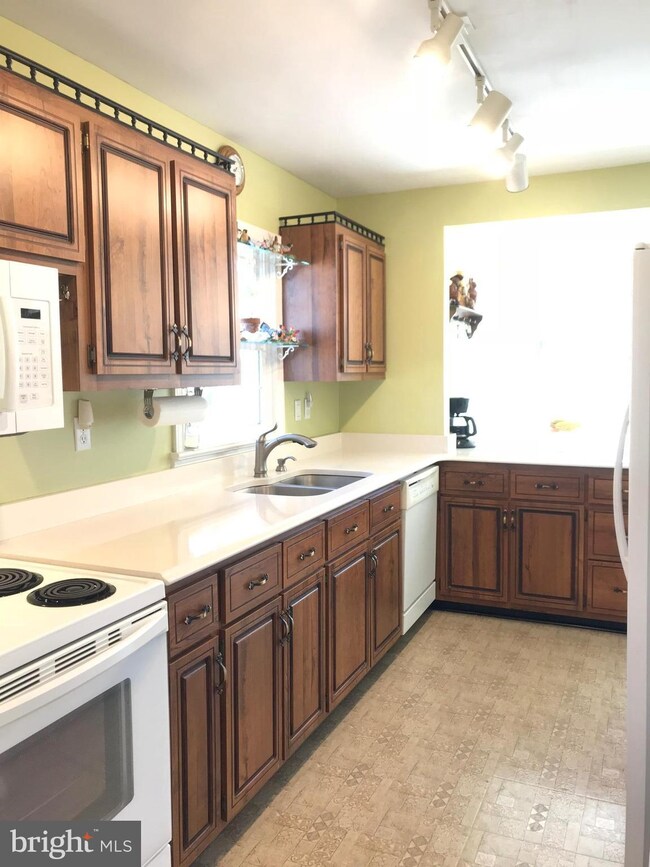 126 Cedar Ave, Colonial Beach, VA 22443 - photo 5