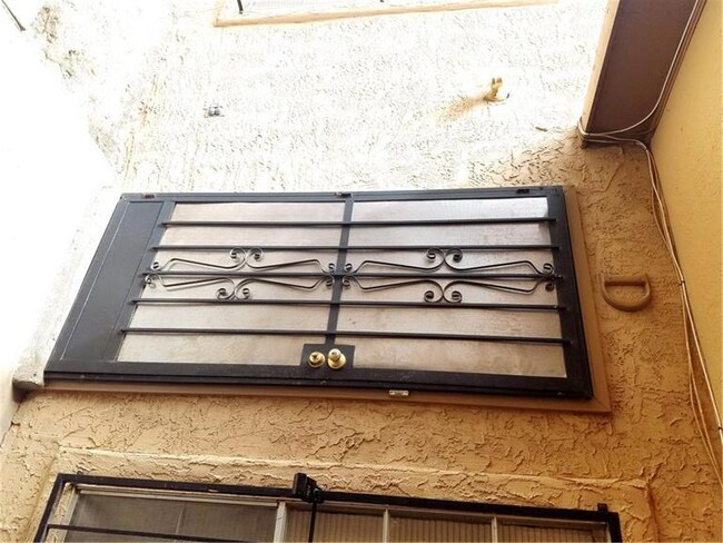 10727 Forest Ridge Ln unit D, El Paso, TX 79935 - photo 2