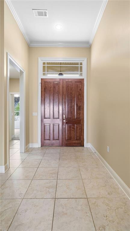 Foyer to hallway with 2 guest bedrooms.