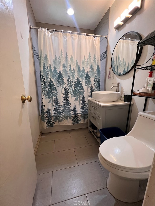 Full bathoom with tub