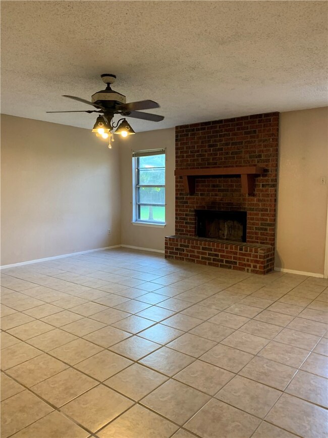 836 W 3rd St, Eddy, TX 76524 - photo 4