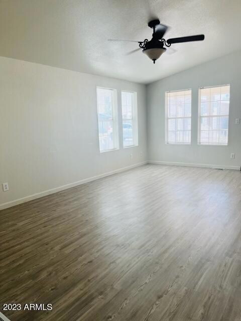 380 LIVINGROOM 2