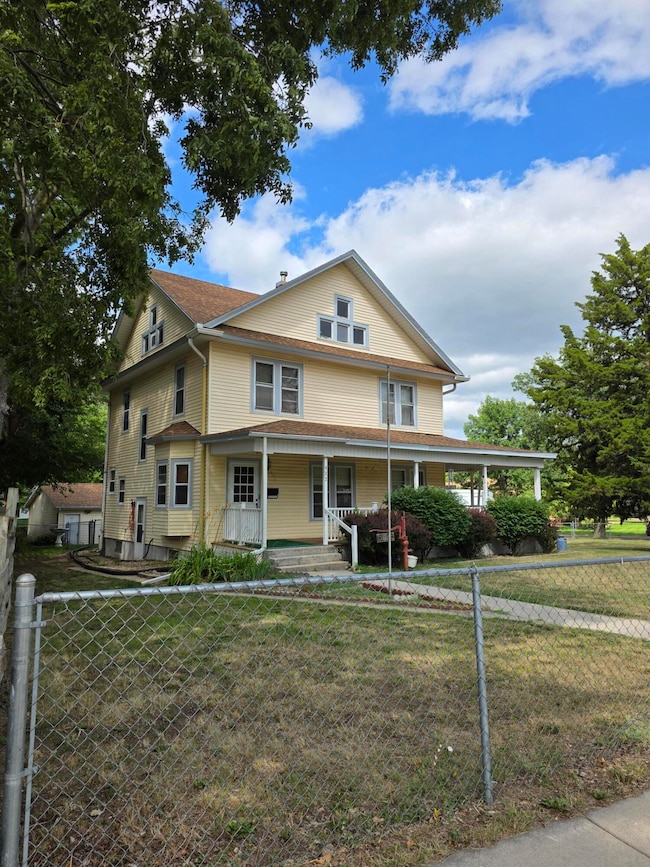 922 University Blvd, Mitchell, SD 57301 - photo 2