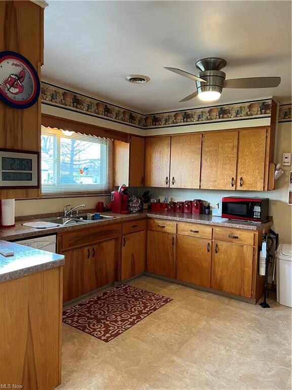 Eat-in kitchen with breakfast bar and all applianc