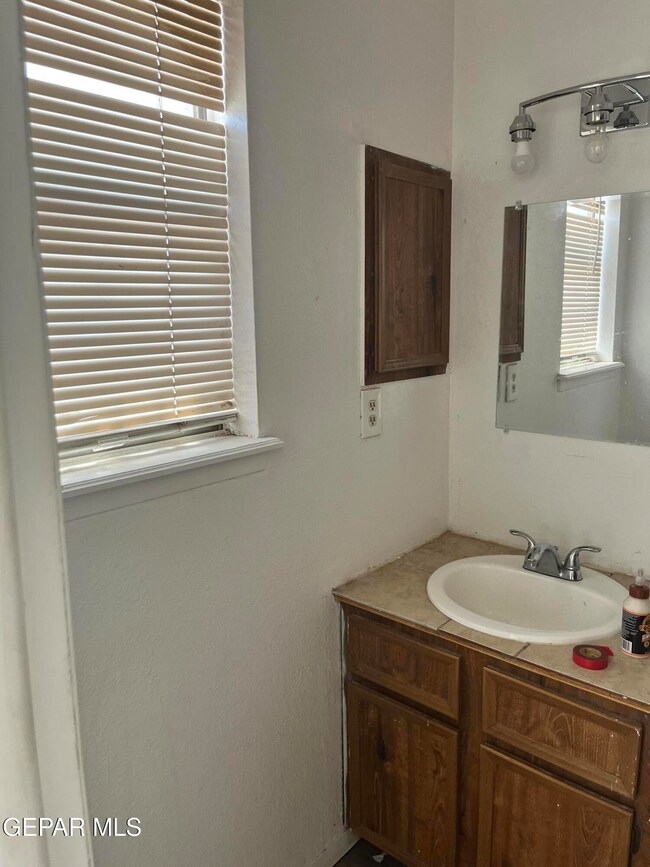 374 Lomaland Dr, El Paso, TX 79907 - photo 2