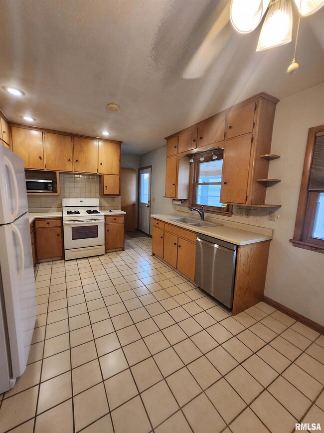 1517 Florence Ln, Davenport, IA 52804 - photo 5