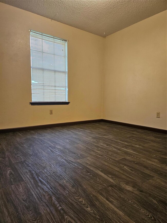 1105 N Taylor St, Gainesville, TX 76240 - photo 5