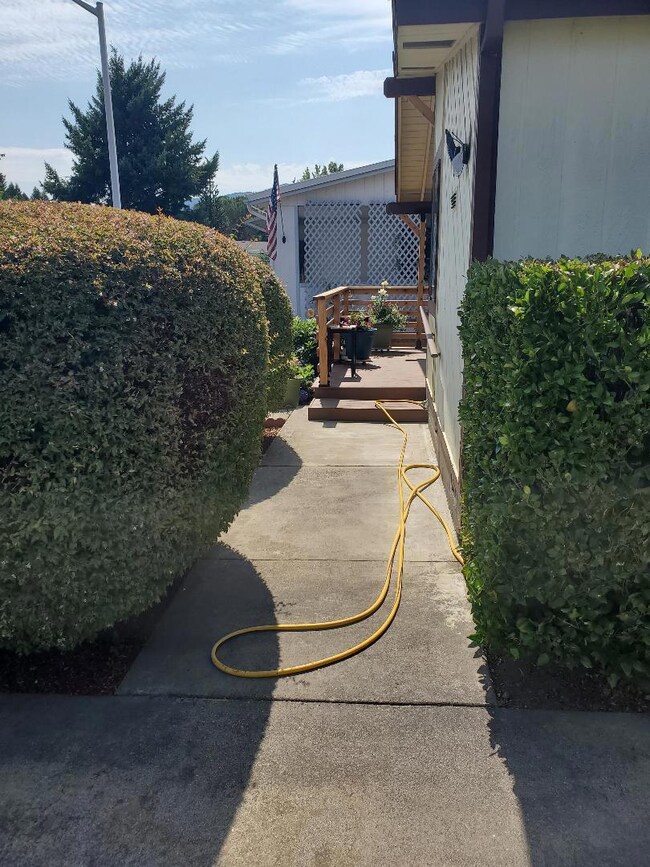 1063 Aspen Way, Grants Pass, OR 97527 - photo 4