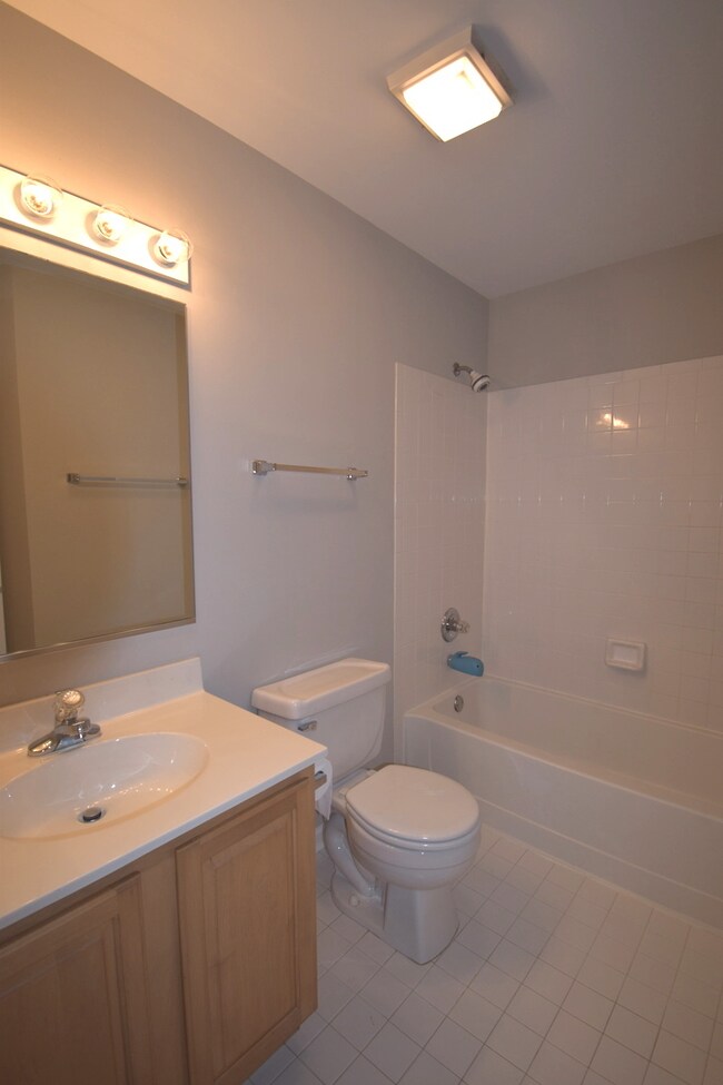 846 Old Checker Rd unit E3, Buffalo Grove, IL 60089 - photo 6