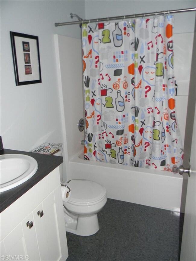 2039 Celadon Dr NE, Grand Rapids, MI 49525 - photo 4