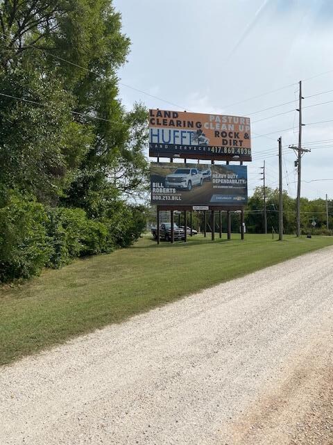 3215 N Farm Rd 143 (Kansas Ave