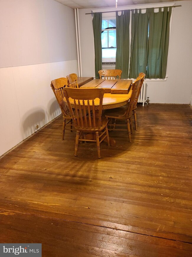 451 W Springettsbury Ave, York, PA 17403 - photo 4