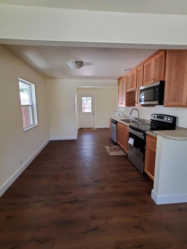 1010 SW Isham St, Grants Pass, OR 97526 - photo 7