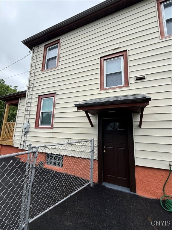 Side entrance from the driveway that leads to the