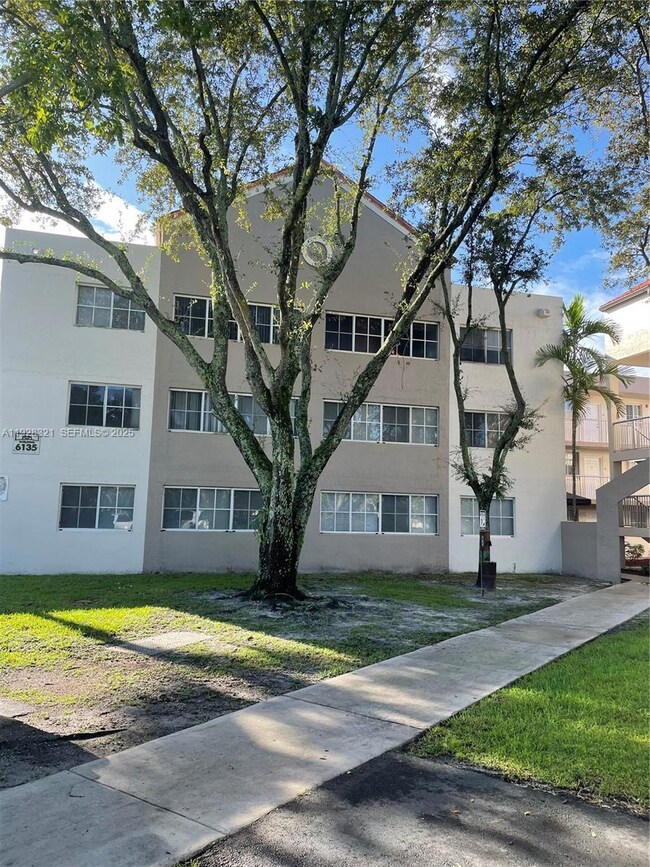6135 NW 186th St unit 204, Hialeah, FL 33015 - photo 4