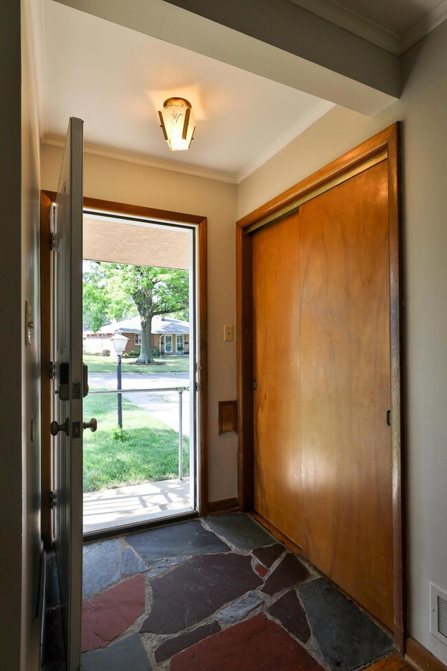 696 E Schreyer Place, Columbus, OH 43214 - photo 4