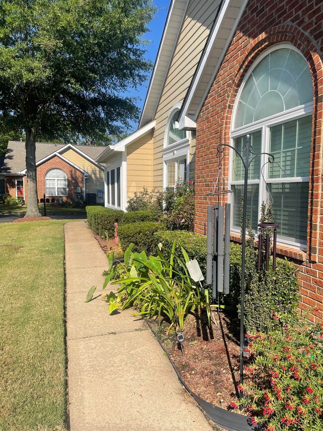 Beautiful Clubhouse with Community Pool. Exterior 