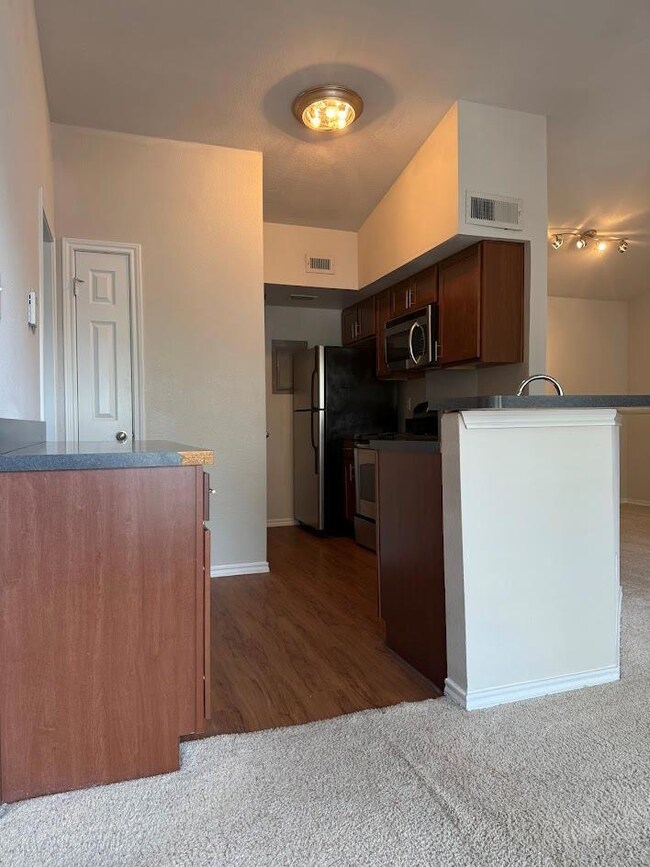 Kitchen with appliances with stainless steel fini