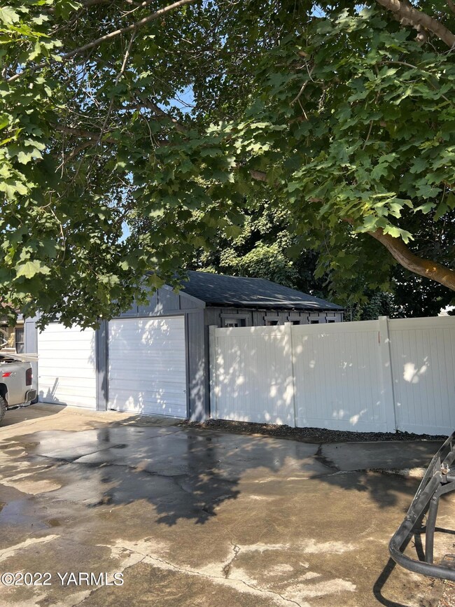 2415 Summitview Ave, Yakima, WA 98902 - photo 4