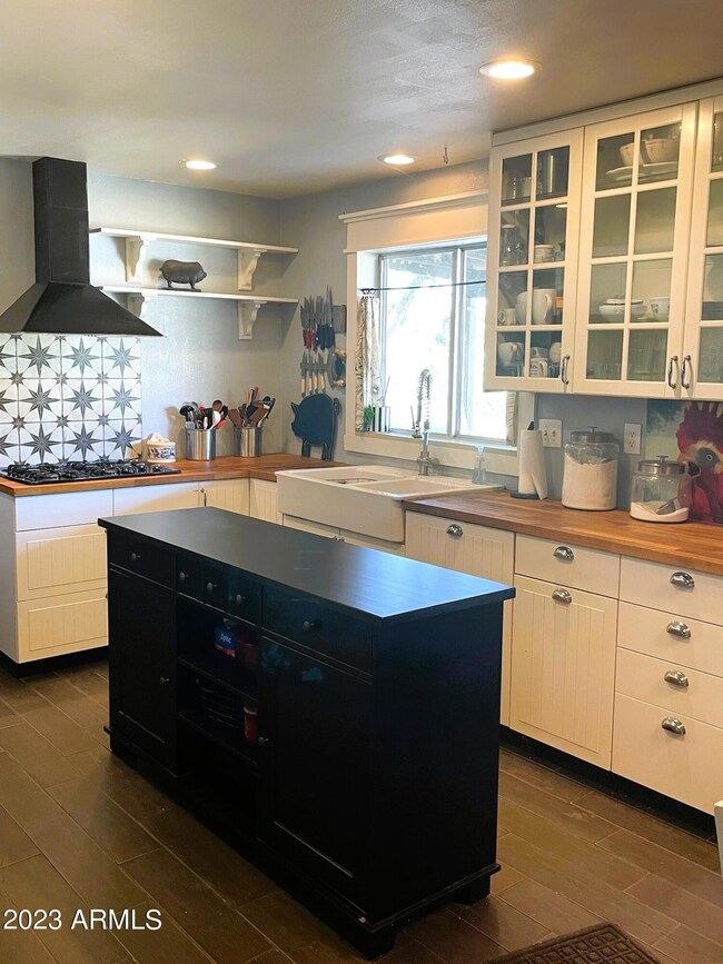 COMING SOON - UPDATED KITCHEN - 16502 LO
