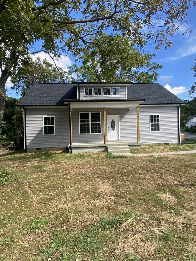 601 N Charlotte St, Dickson, TN 37055 - photo 2