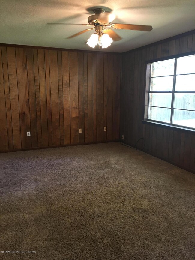 room with ceiling fan2