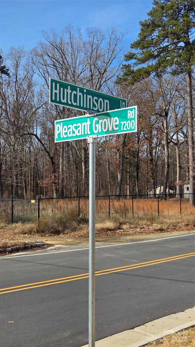 9121 Hutchinson Ln, Charlotte, NC 28216 - photo 7