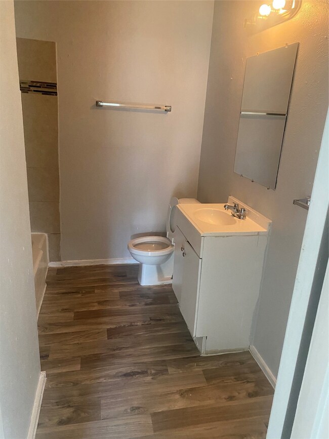 7117 Weyburn St, Houston, TX 77028 - photo 5