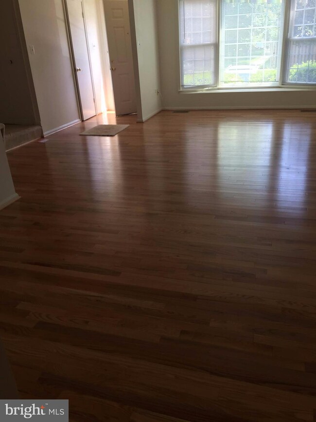 9955 Longford Ct, Vienna, VA 22181 - photo 3