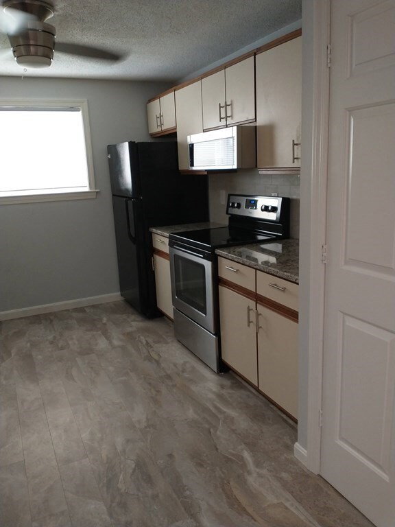 656 High St unit 204, Clinton, MA 01510 - photo 2