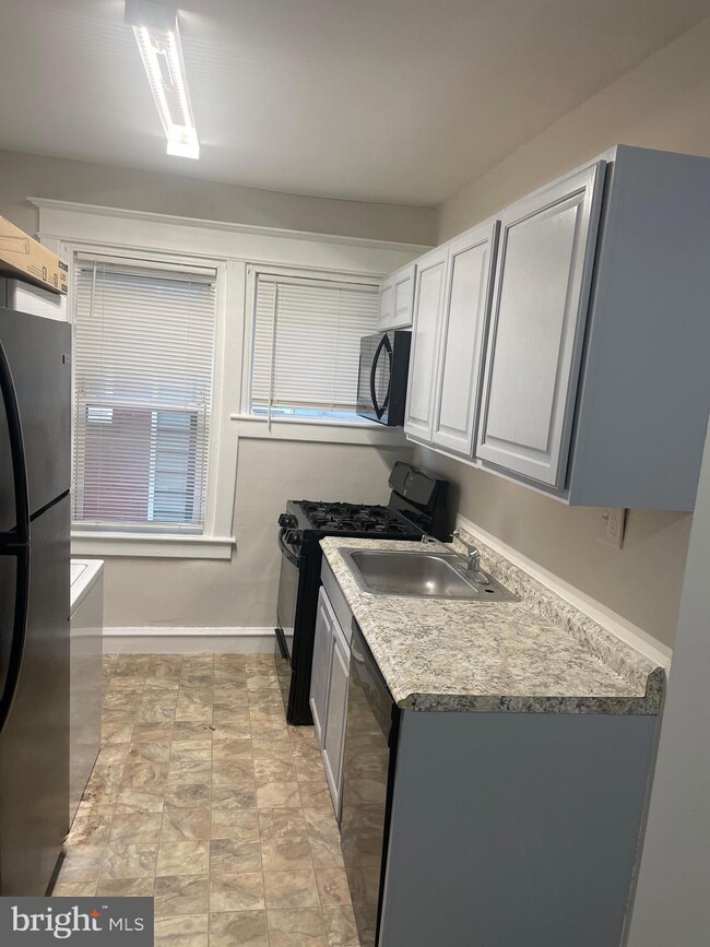 933 Macdade Blvd unit 1, Darby, PA 19023 - photo 3