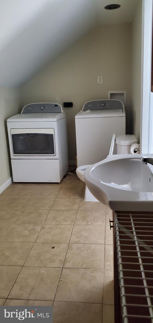 41 Red Maple Ln, Levittown, PA 19055 - photo 6