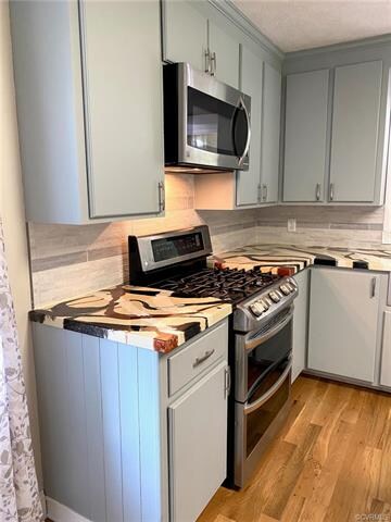 Gas stainless stove, ample cabinets & apoxy counte
