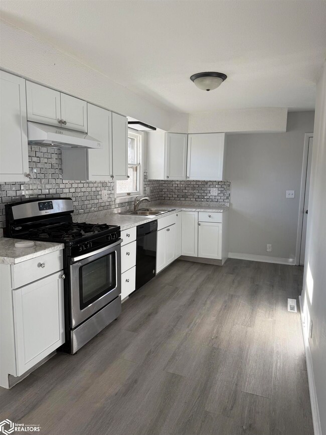 1907 Racine Ave, Burlington, IA 52601 - photo 5