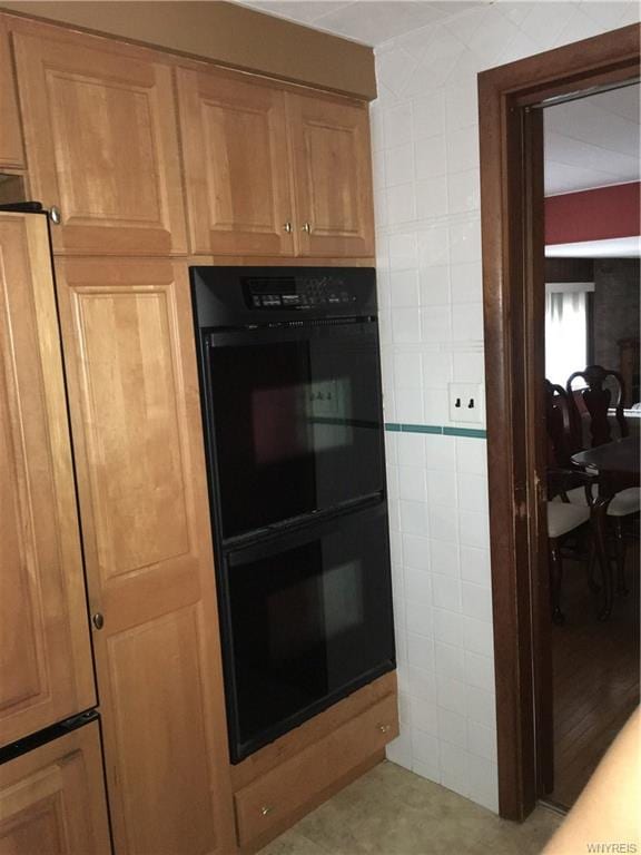 Double ovens, sliding door to separate the noise o