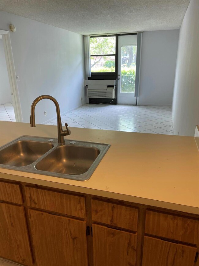 Coral Springs Tower Club unit 113A, Coral Springs, FL 33065 - photo 2