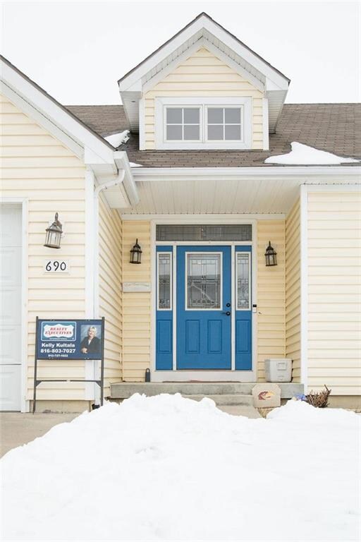 690 Creekside Place, Lansing, KS 66043 - photo 2