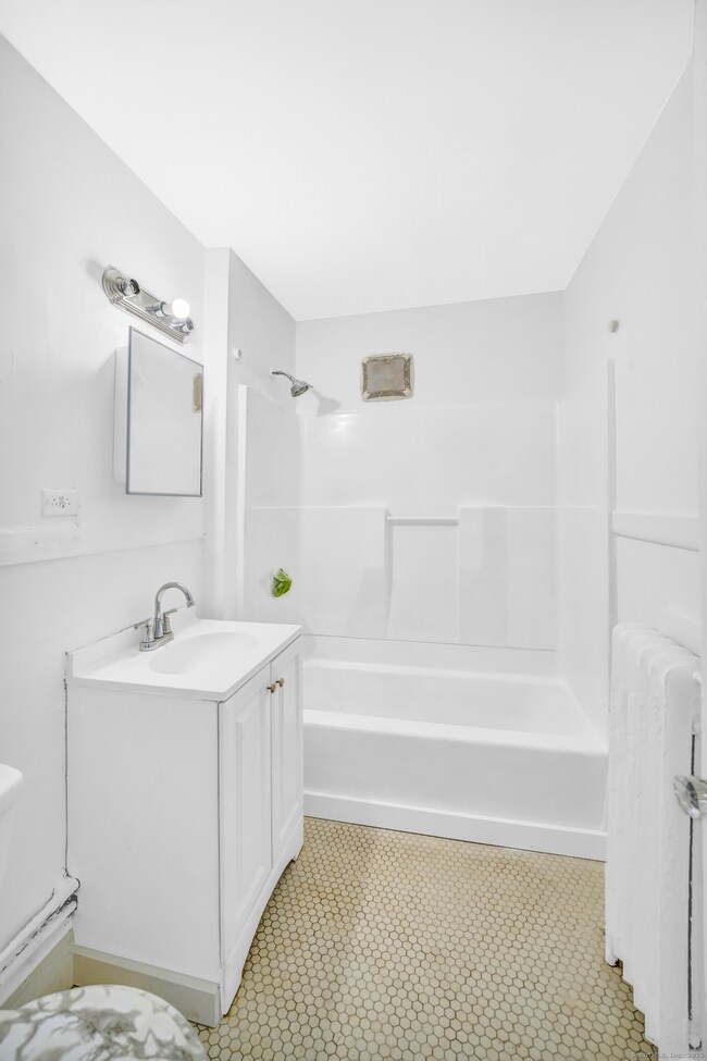 1040 Capitol Ave unit 2E, Hartford, CT 06106 - photo 5