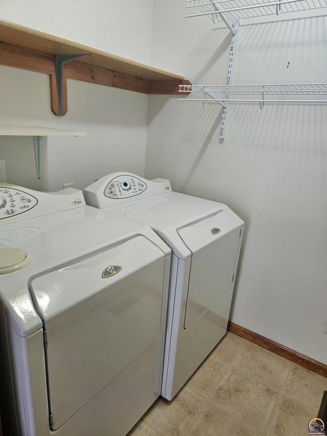 1412 SW Woodhull Ct, Topeka, KS 66604 - photo 7