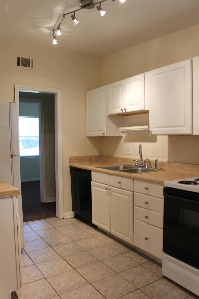 10575 Pine Estates Rd E, Jacksonville, FL 32218 - photo 7