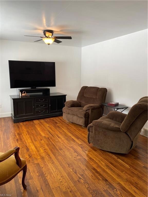 Living room 21 x 12 with hardwood flooring and cei