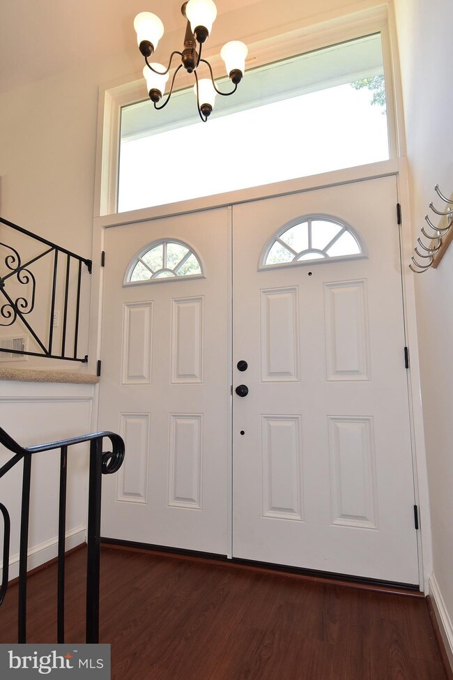 8205 Springfield Village Dr, Springfield, VA 22152 - photo 2