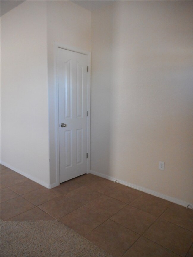 942 Larkspur Ave, Alamogordo, NM 88310 - photo 6