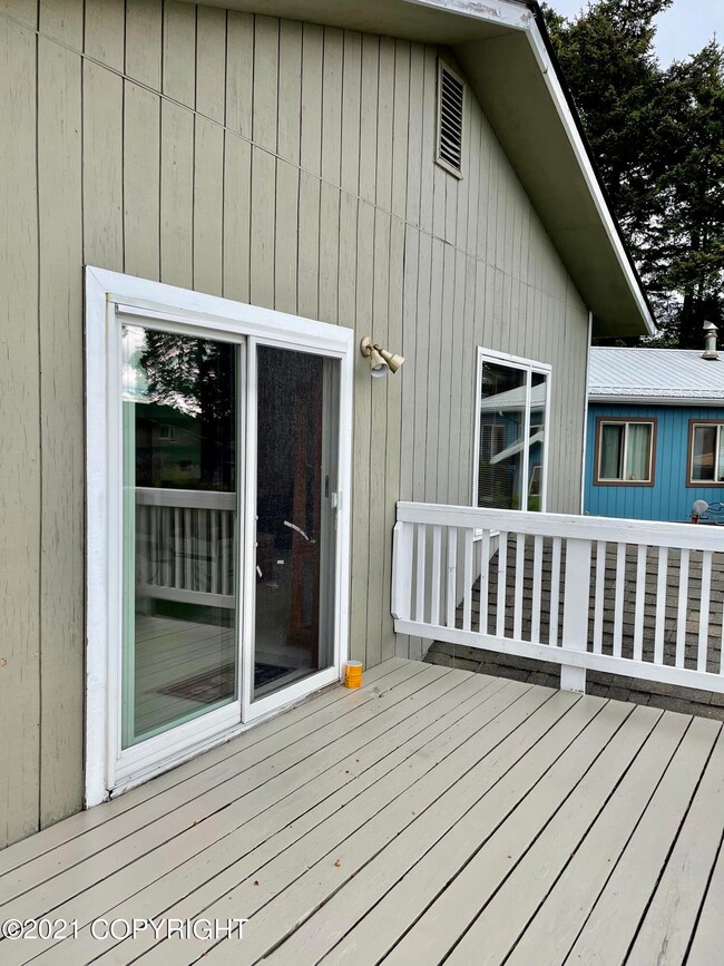 1512 Simeonoff St - Deck
