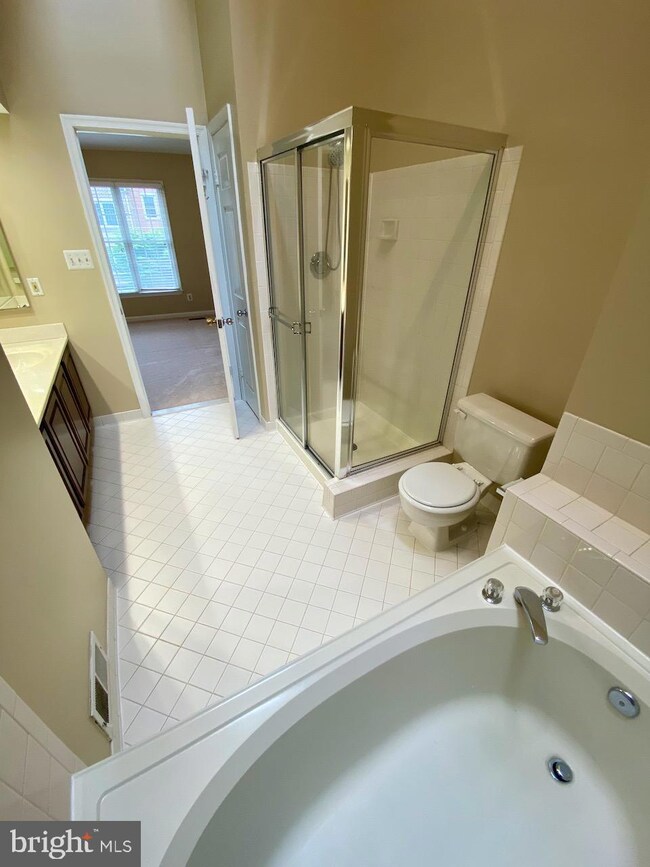 9682 Woodhenge Ct, Burke, VA 22015 - photo 5