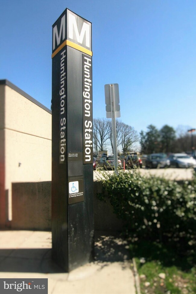 2370 Huntington Station Ct, Alexandria, VA 22303 - photo 3