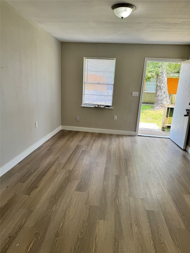 7812 Glass St, Houston, TX 77016 - photo 4