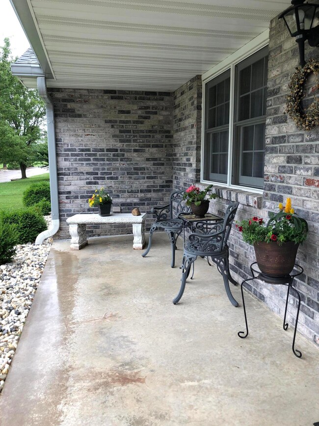 Front sitting porch